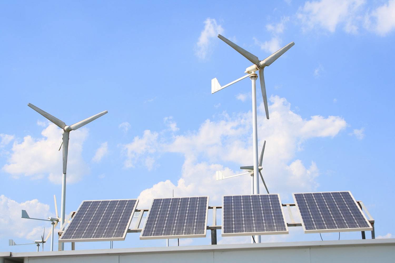Выработка электроэнергии 2023. Автономная ветро-Солнечная электростанция. Ветро солнечные гибридные электростанции. Современные ветрогенераторы. Ветряки и солнечные панели.